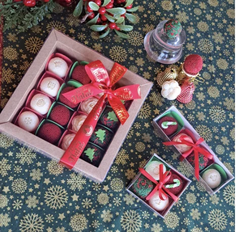 Caixa de bombons de Natal da aluna Vera, com laço vermelho