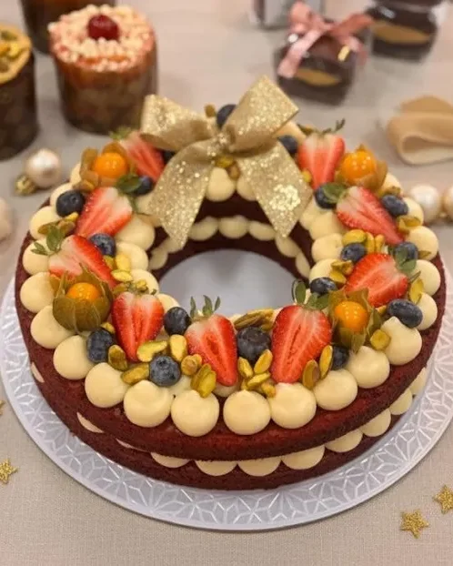 Guirlanda de brownie da Massucar, decorada com frutas e laço dourado