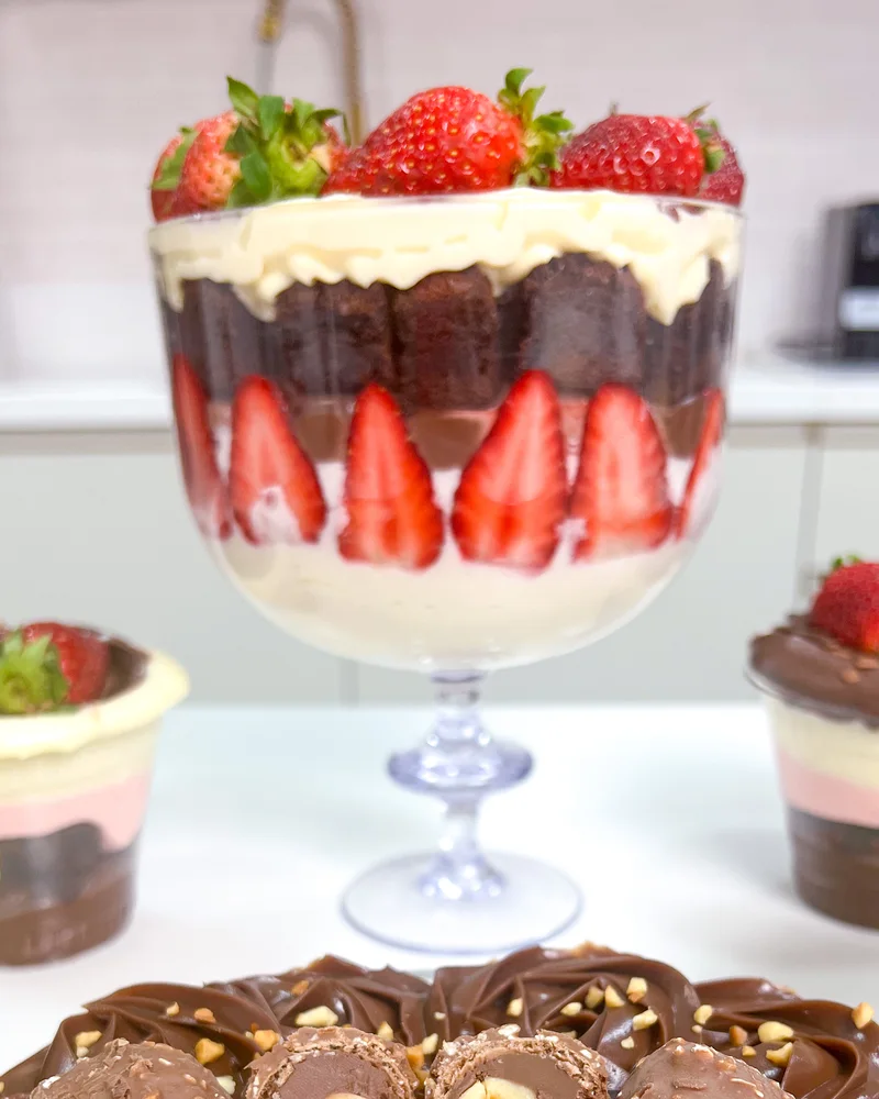 Sobremesa real da Massucar: taça com brownie, creme e morangos